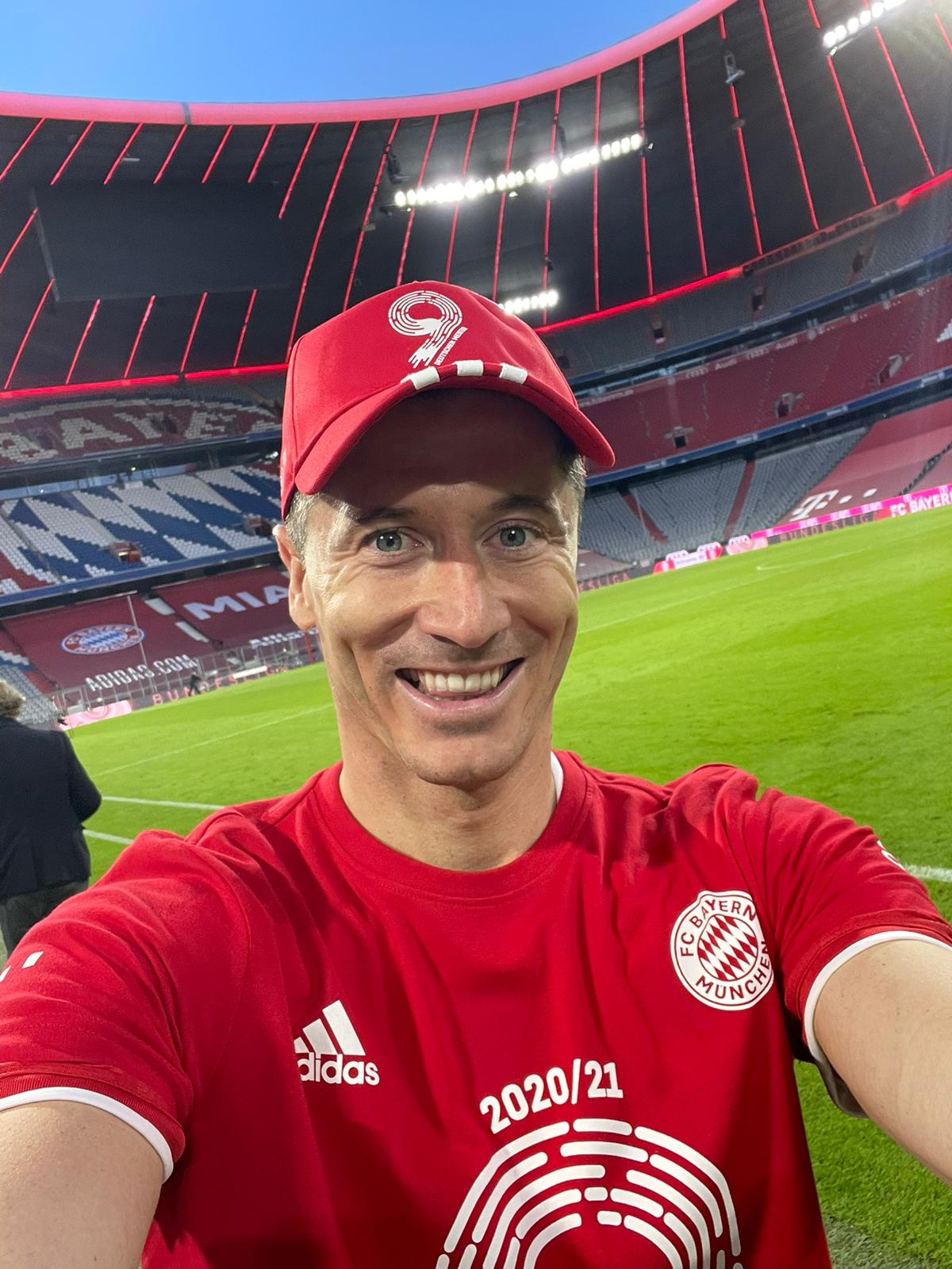 ayx-莱万多夫斯基官方宣布夺冠新规，热火引发争议！赛场气氛高涨-ayx